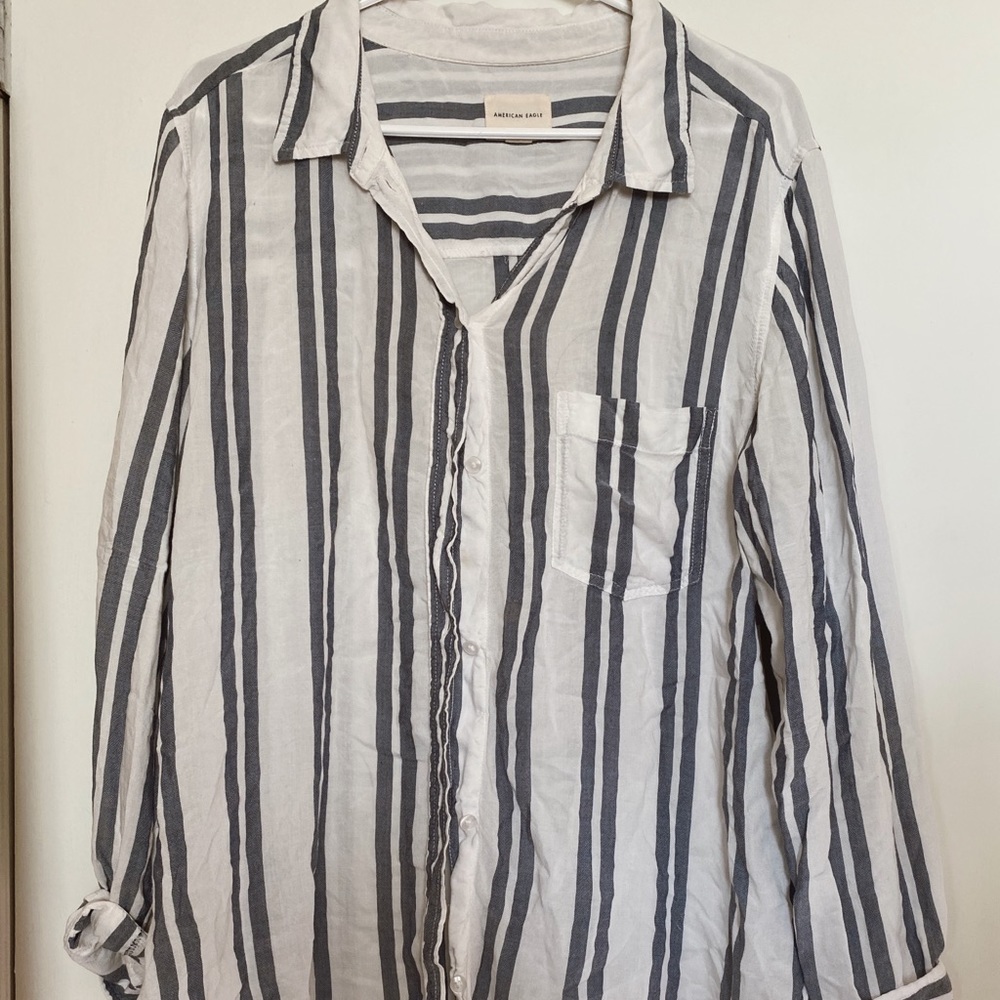 *SOLD* American Eagle Boyfriend Top ✨